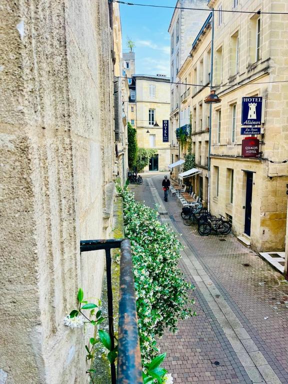Luxury Suite Spa Bath & Cinema Screen- Bordeaux - 3