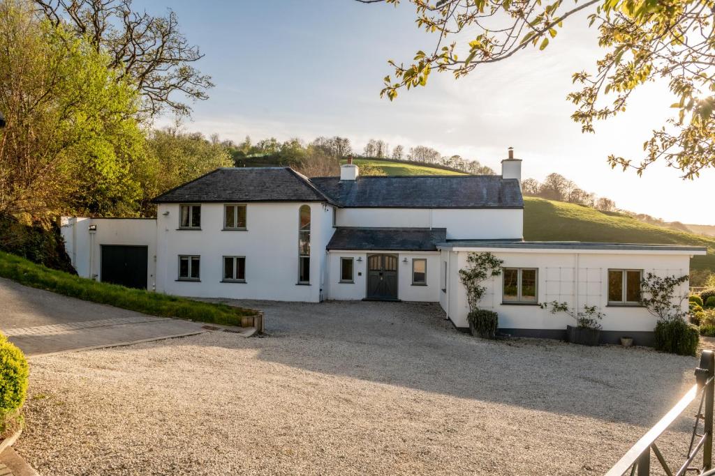 Sleeps 20 - Lakeview Farmhouse, Combe Martin