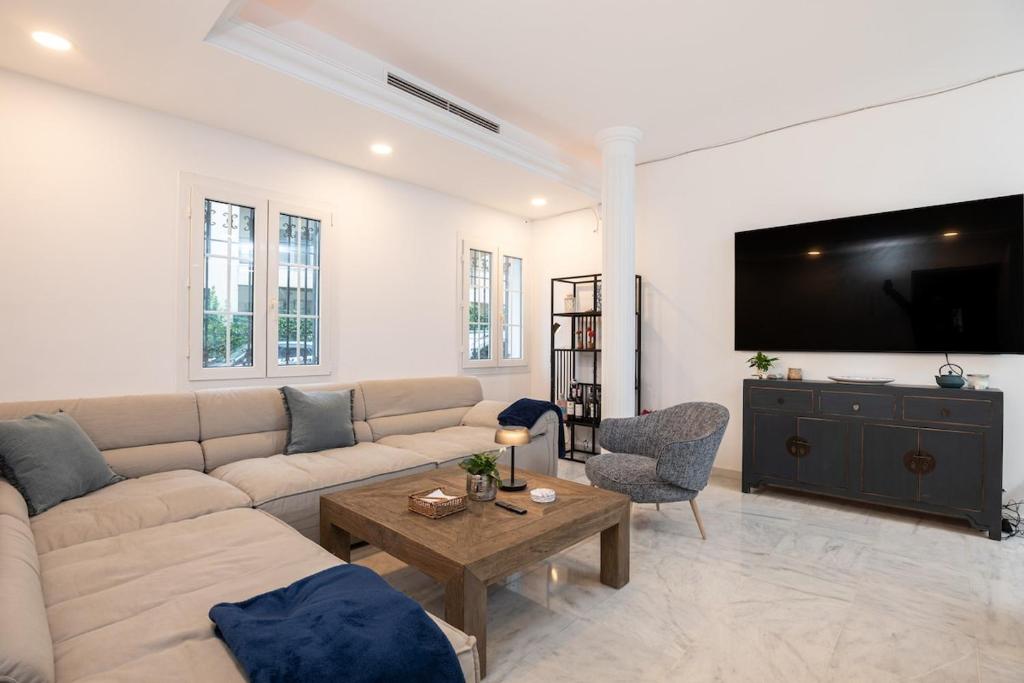 Azul on the New Golden Mile 1min walk from beach by Allstay - 1