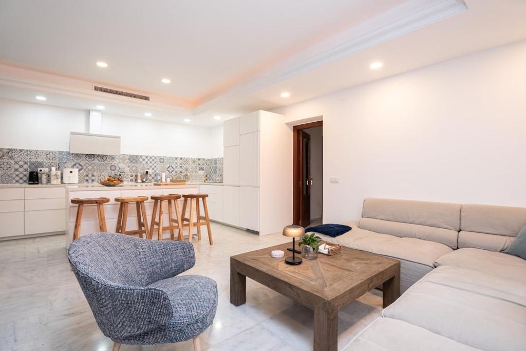 Azul on the New Golden Mile 1min walk from beach by Allstay - 2