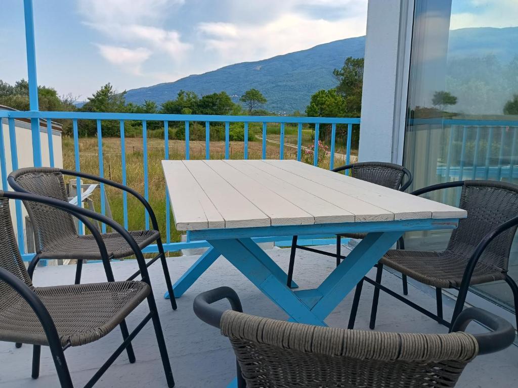 Apartment With View, Stómion