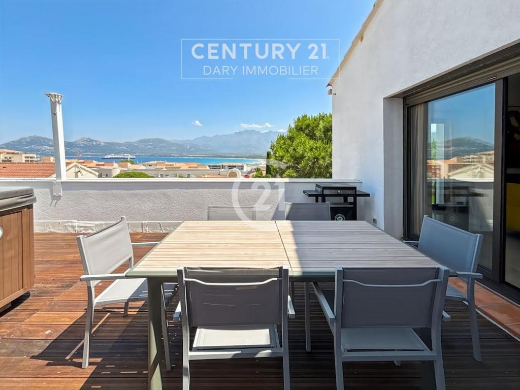 Maison familiale avec vue sur la baie de Calvi - 1