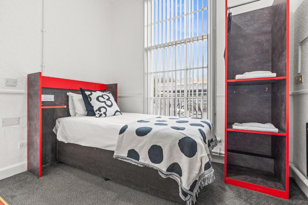 Private Studio in Dudley,Kitchen&Bathroom,Sleeps 1, Dudley