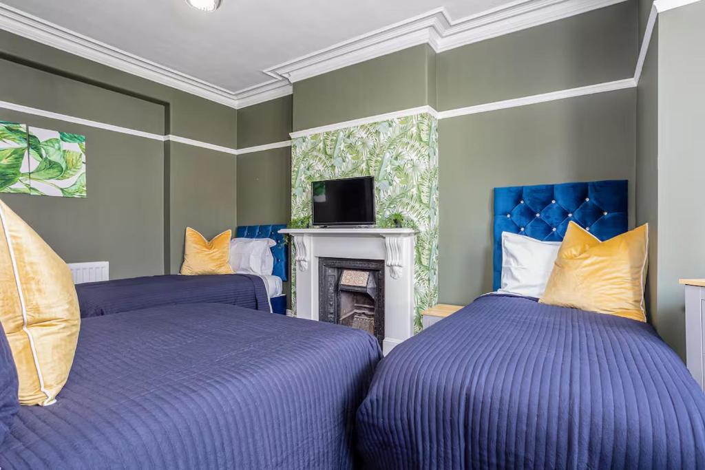 Room 3 plus optional additional lounge area with double sofa bed, 23 Deganwy Avenue, Llandudno