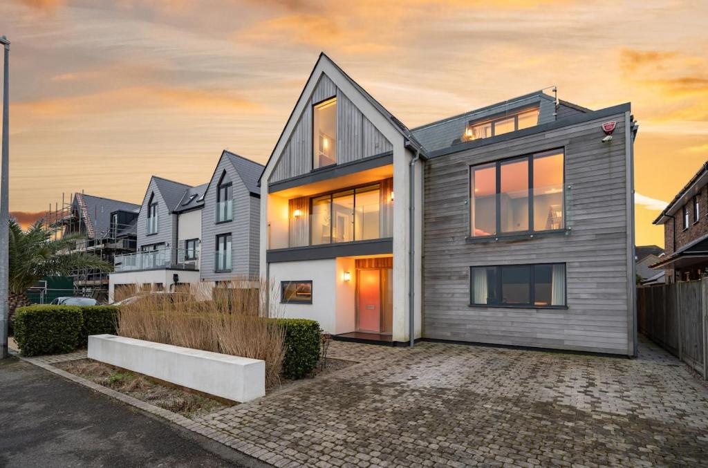 Whitstable Stunning Modern House with Indoor Pool, Games Room, Cinema Room & Spectacular Seaviews 8, Whitstable