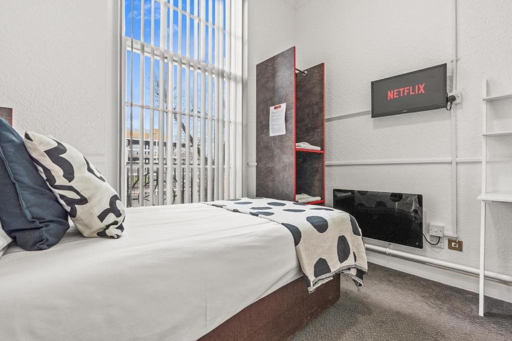 Compact Studio for , Kitchen, WiFi, Parking in Dudley, Dudley