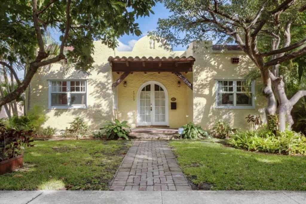 Casa Paradiso - A Sun Drenched Escape with Poolside Cabana Charm, West Palm Beach