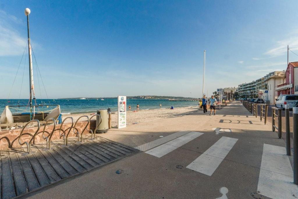 2 chambres - Grand balcon - à 1 min de la plage - 2