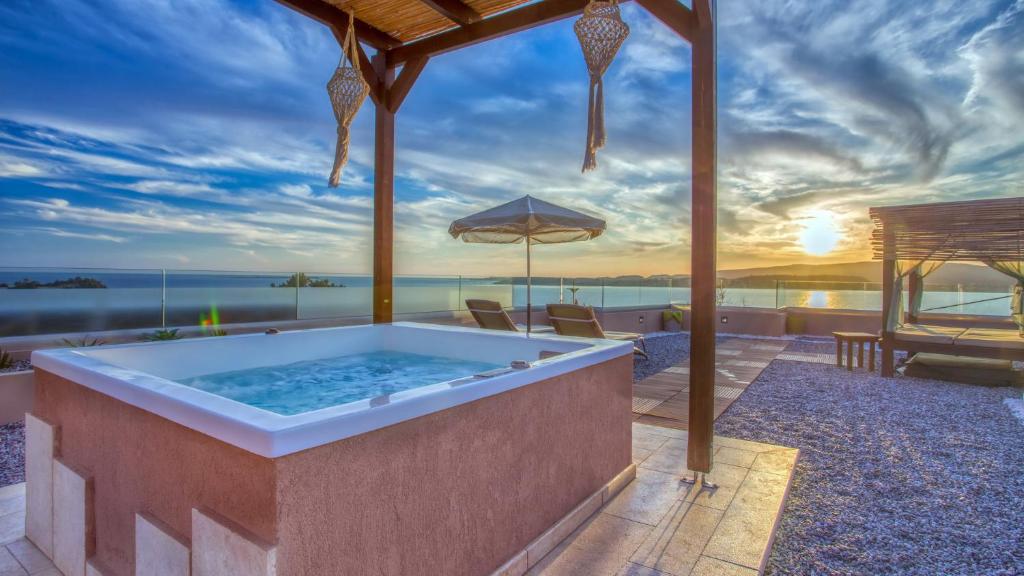 Hot tub, Niko Studios in Kefalonia