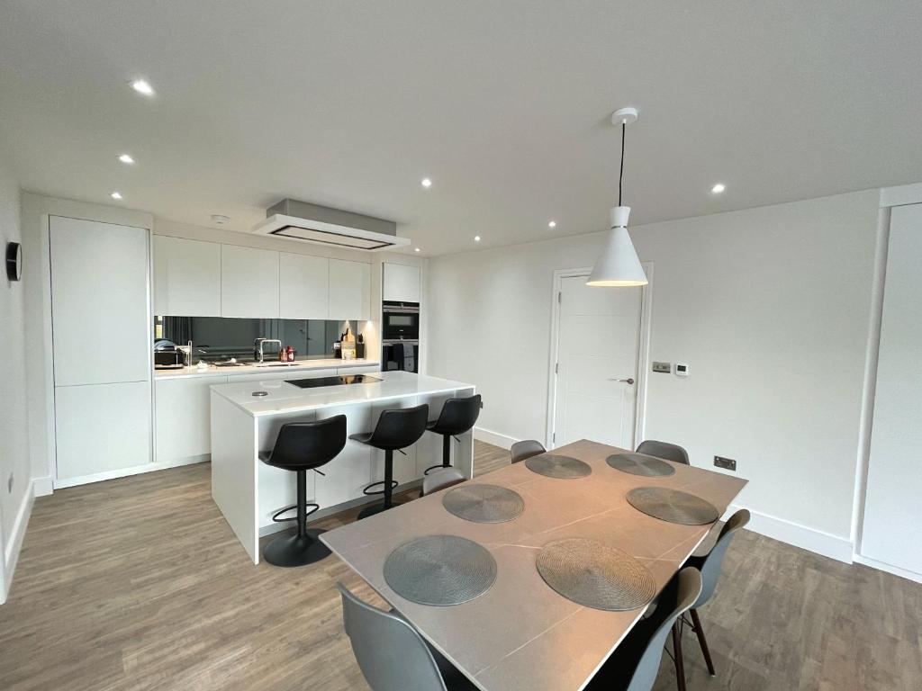 Luxury 2 Bedroom Apt with Parking, Sheffield