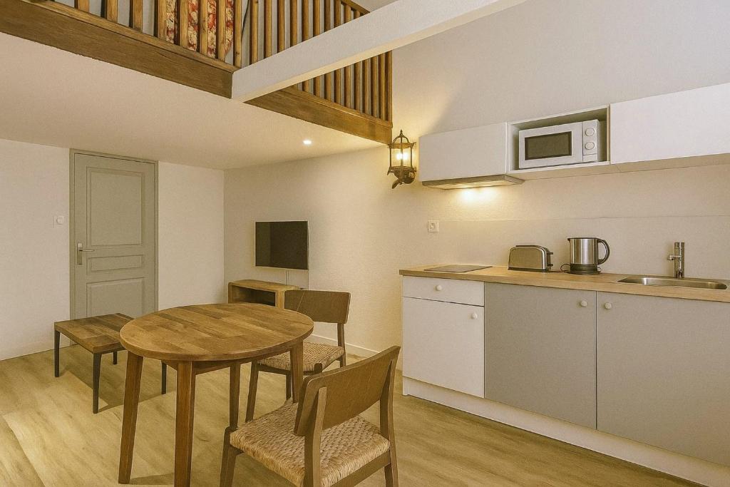 Authentic Duplex on the Quays Historic Old Lyon, Lyon