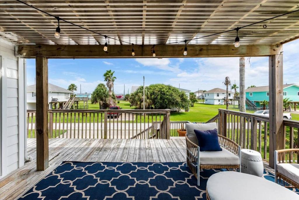 5 blocks to the shore w/ Peaceful outdoor deck!, Galveston