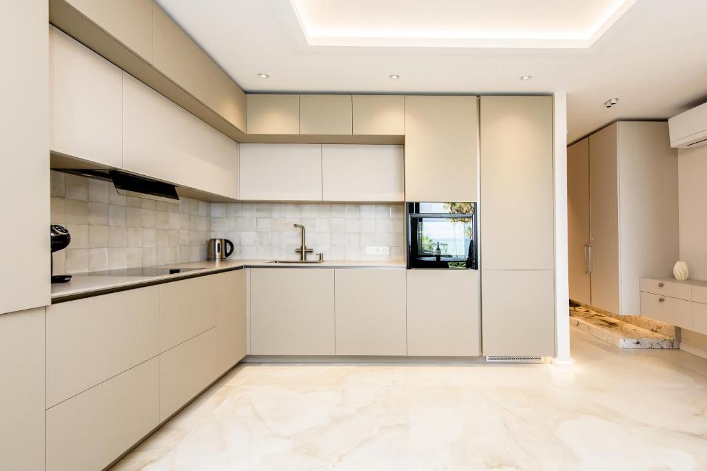 Playa Miraflores Luxury Beachfront Apartment - 4