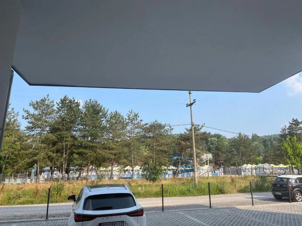 Harizma lux centar, hotel in Popadić
