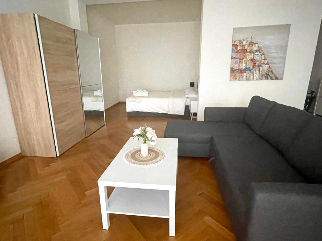 Fully Furnished down town- 5 minutes from Lausanne Train station - 4