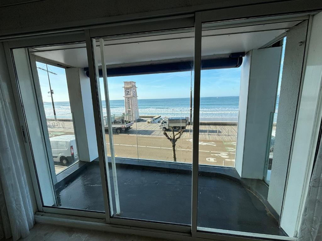 Appartement T2 avec balcon et vue mer, 1er étage, ascenseur, TV, cuisine équipée - FR-1-197-466, Les Sables-dʼOlonne