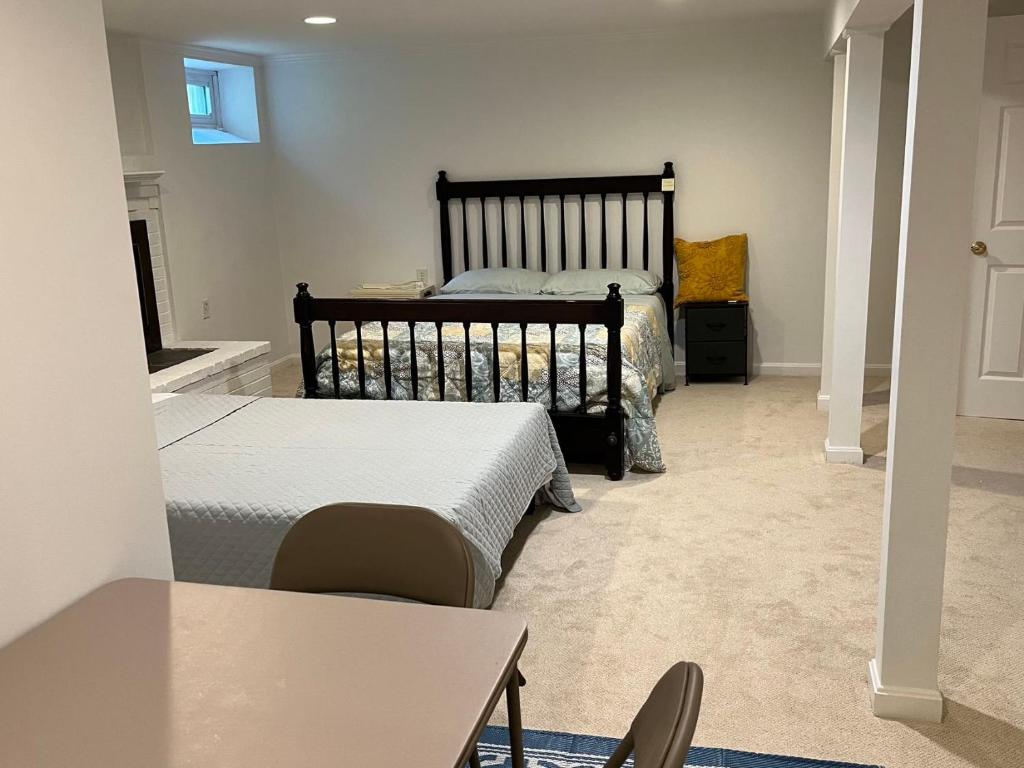 basement Two queen beds with private bathroom in Lexington, Lexington