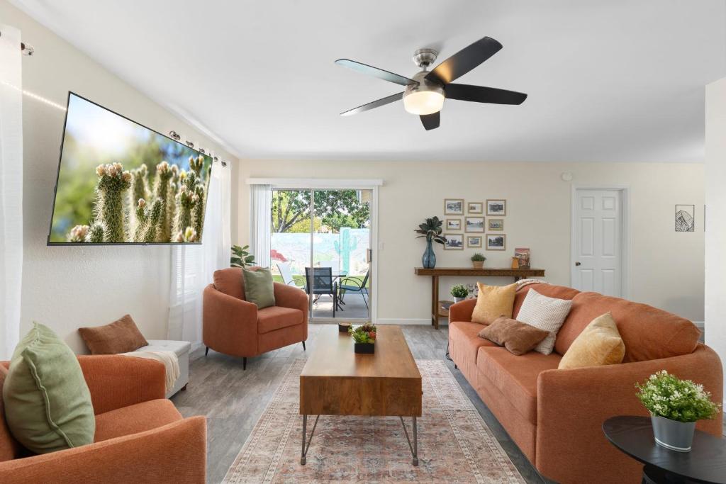 Button Bungalow Spring Fun & Golfing Hot Tub BBQ, Mesa