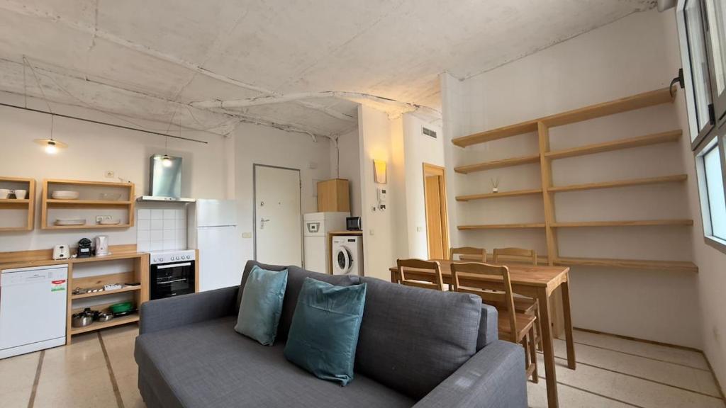 Stylish flat with natural light for 4 pax - LR1 - 3