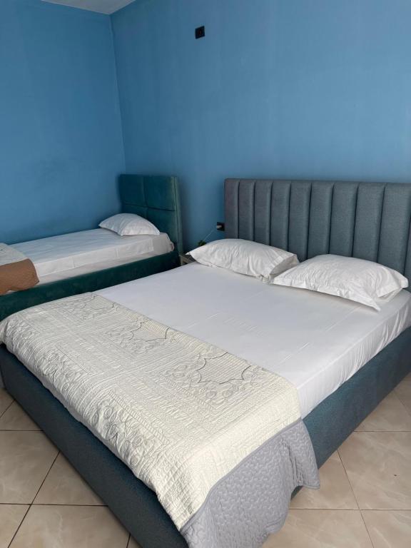 Spacious Triple Room with Balcony, Kamëz