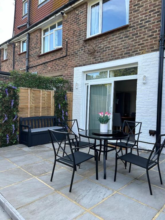 3 Bedroom Home In Worthing Perfect For Long And Short Stays, West Worthing