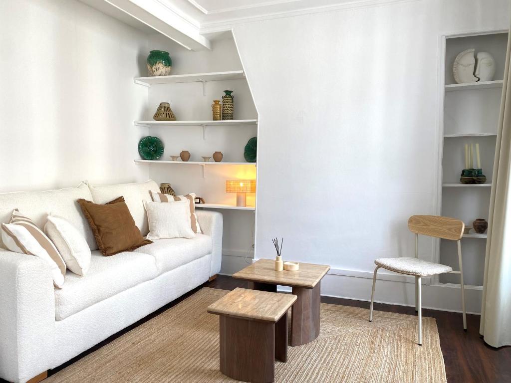 Elegant Montmartre Apartment Overlooking Paris Rooftops - 4