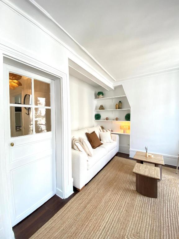 Elegant Montmartre Apartment Overlooking Paris Rooftops - 2
