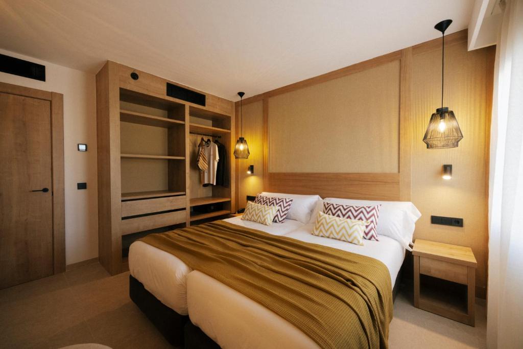 Caramelo Marina Calan Bosch - Adults Only — Hotel rooms in Cala'n Bosch, Balearic Islands