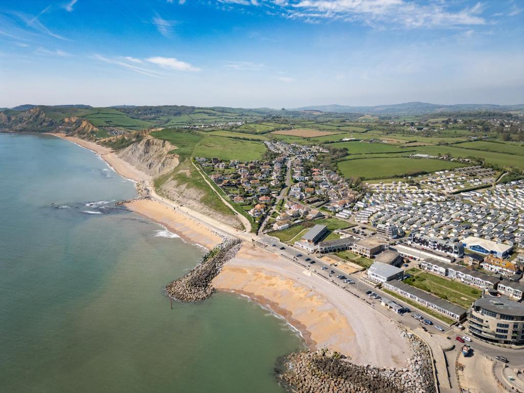 NEW Beachfront Apartment slps 4, West Bay, Dorset, West Bay