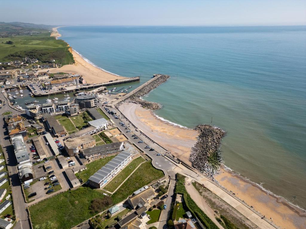 NEW Beachfront Apartment slps 4, West Bay, Dorset photo 8
