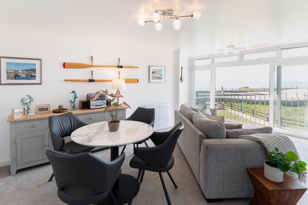 NEW Beachfront Apartment slps 4, West Bay, Dorset photo 7