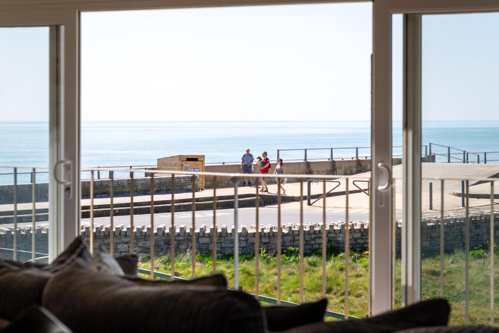 NEW Beachfront Apartment slps 4, West Bay, Dorset photo 3