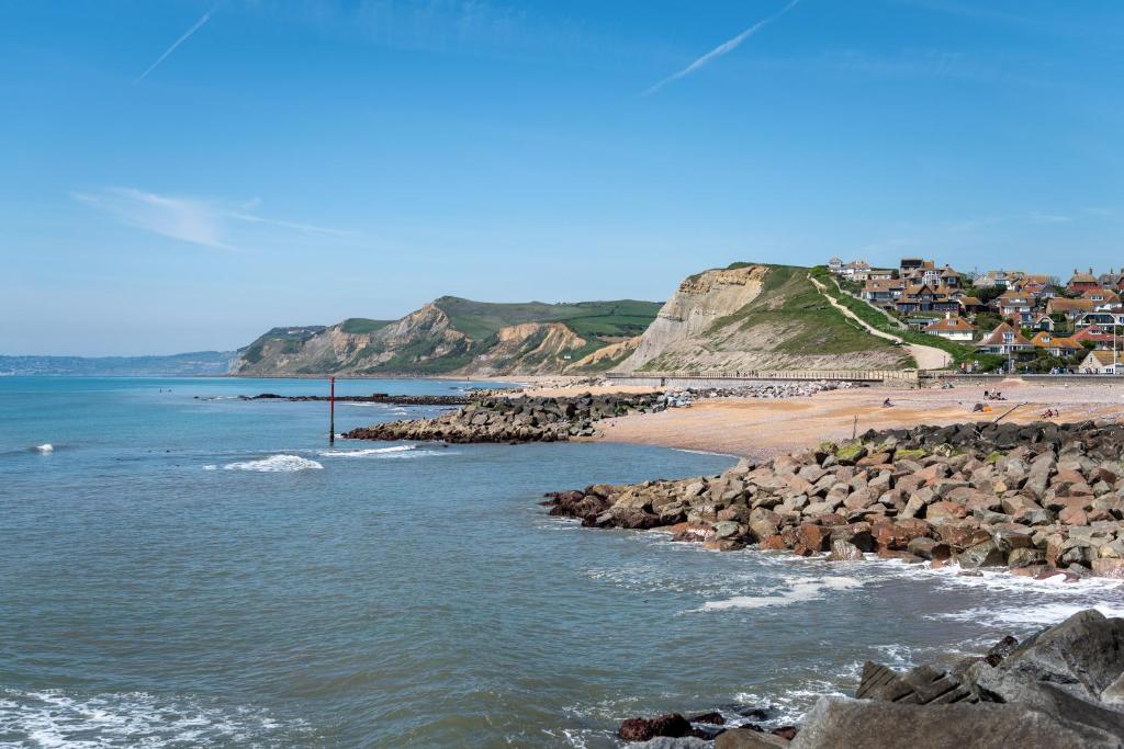NEW Beachfront Apartment slps 4, West Bay, Dorset photo 5