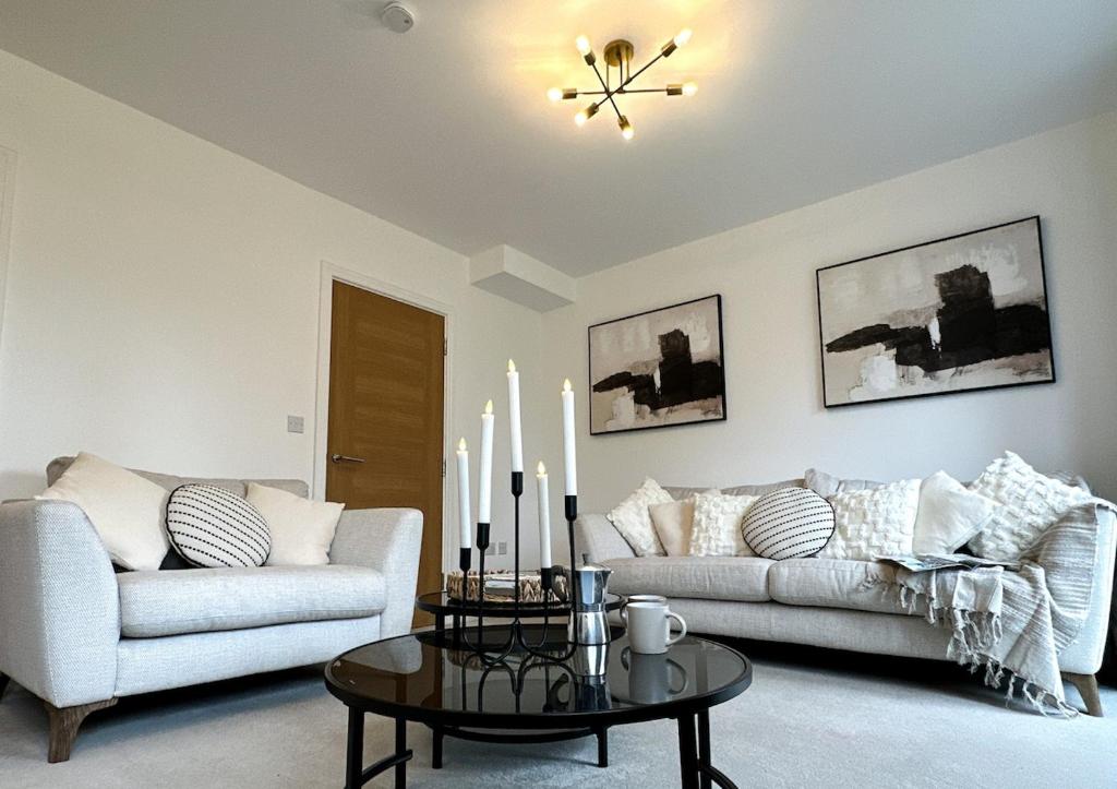 Heathrow Home - Sleeps 6 - Free Parking, Stanwell