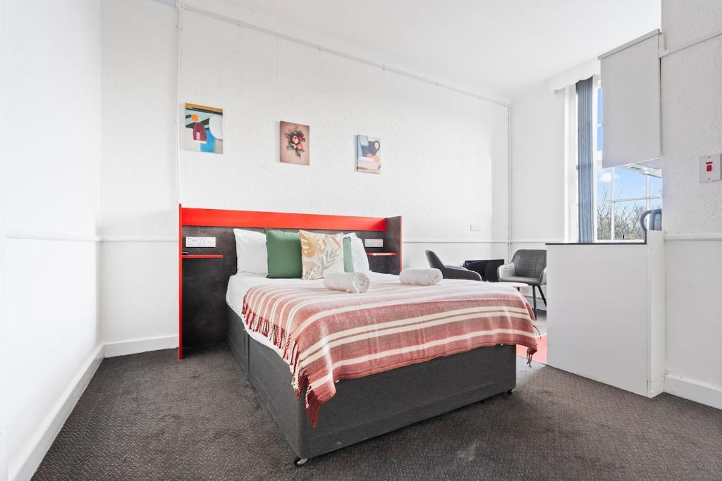 Stylish Dudley Studio with Kitchen and Parking, Dudley