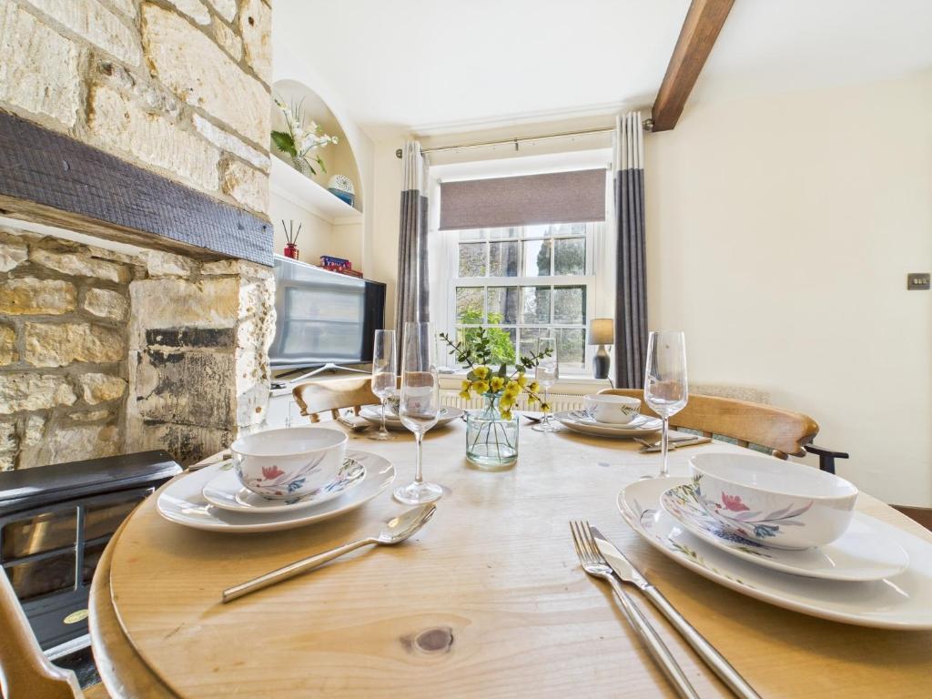 Romantic Cotswold Cottage, Winchcombe - pet-friendly stay