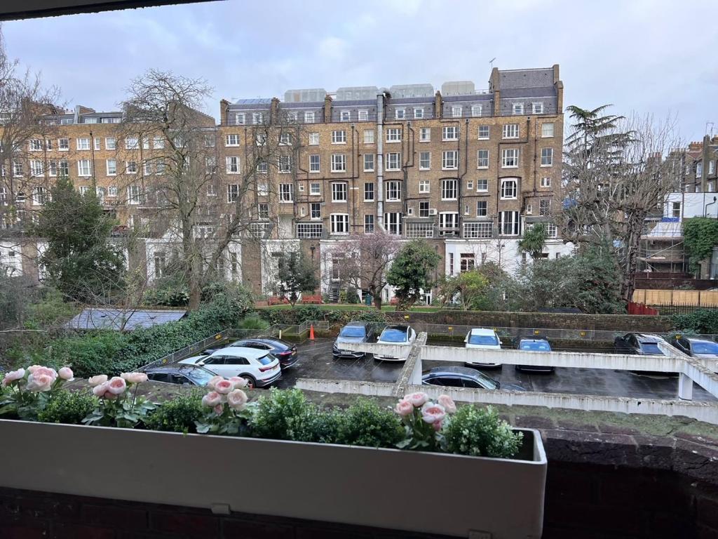 Refurbished Kensington Studio with Balcony near Tube, Londres