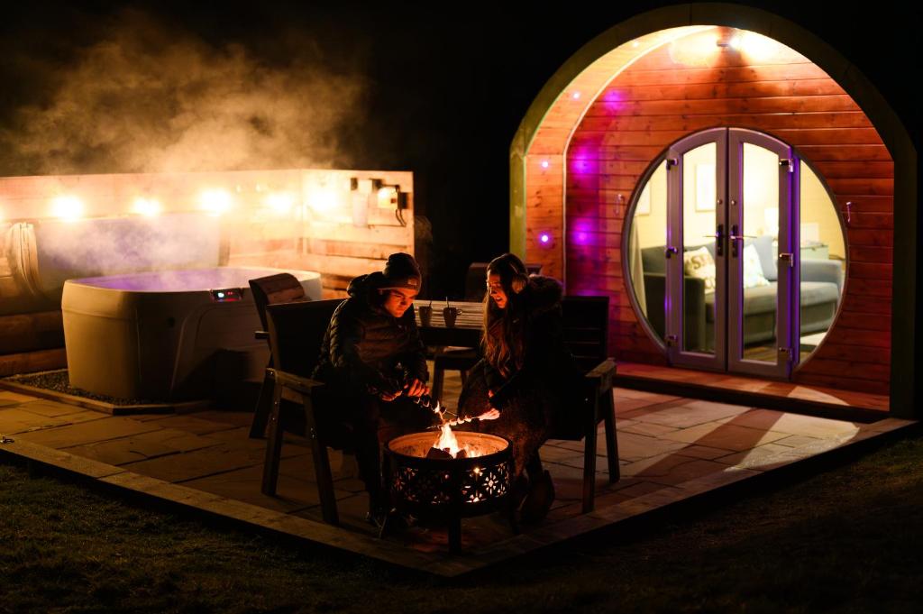 Rose Glamping Pod with Hot Tub, Balminnoch