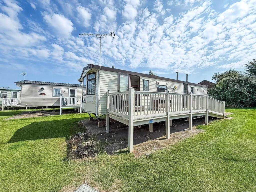 Superb Caravan With Decking Close To Hunstanton Beach In Norfolk Ref 23060S, Hunstanton