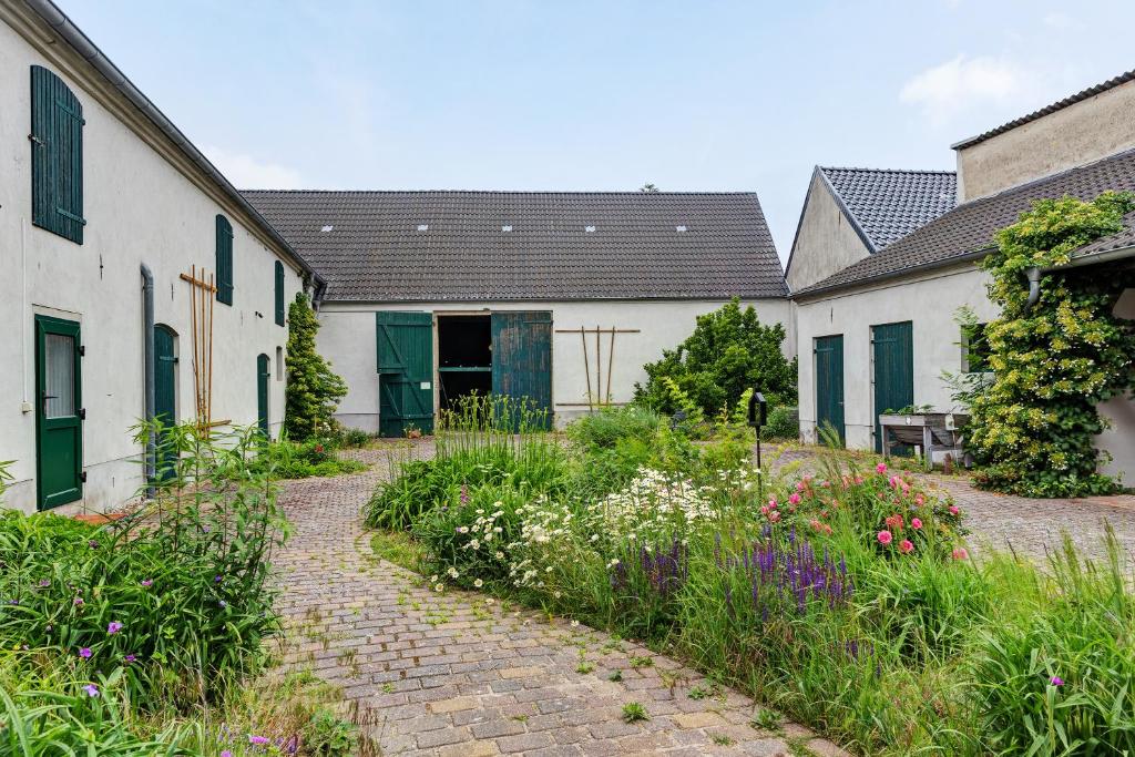 Vierseitenhof mit Pool, Ziesar