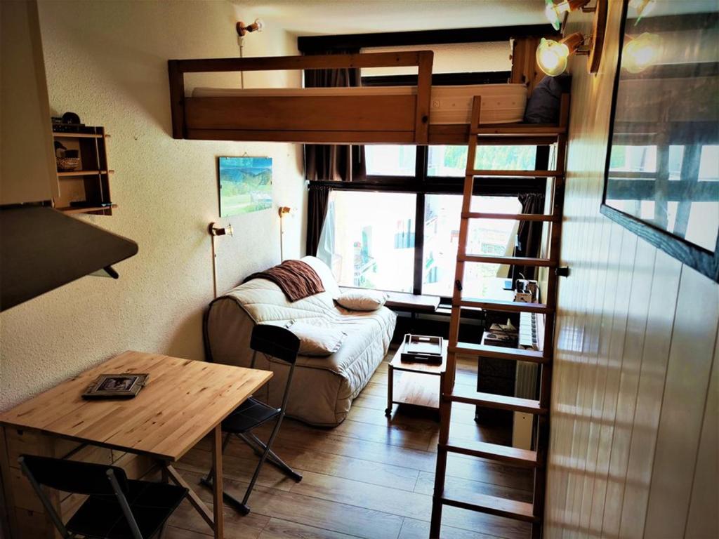 Studio mezzanine rénové, accès direct pistes, parking et internet inclus - 1
