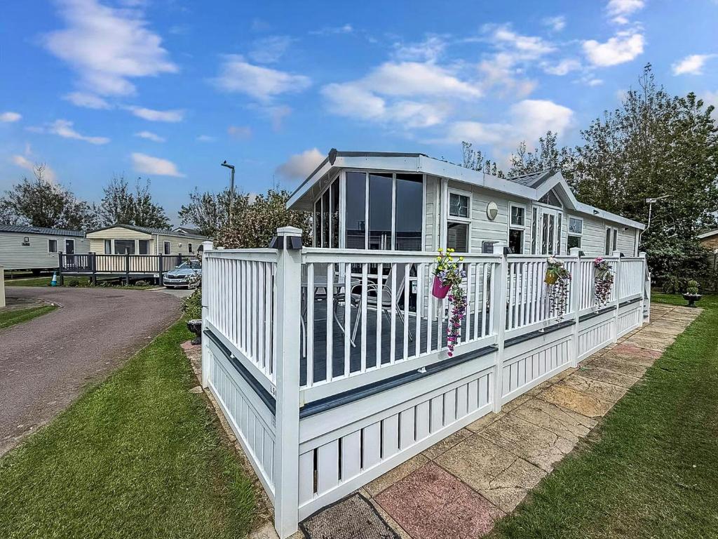 Great 6 Berth Spacious Caravan With Large Outdoor Space Ref 50056L, Грейт-Ярмут