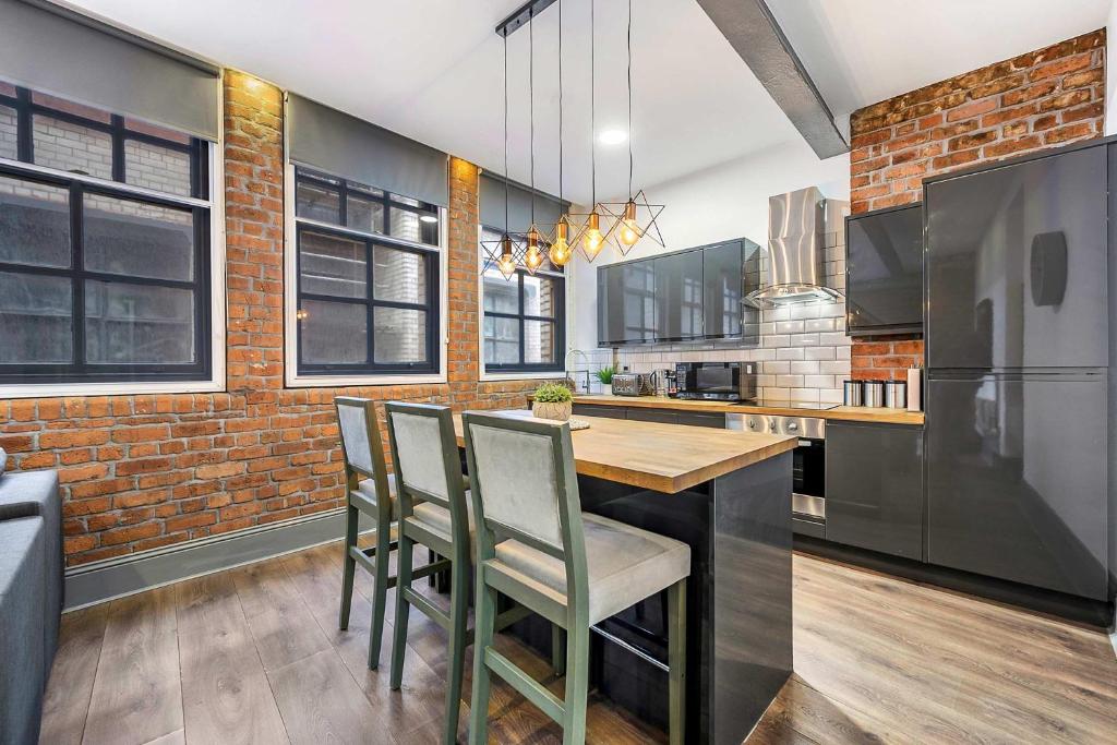 Industrial 2BR Apt, Liverpool City Centre Sleeps 8, Liverpool