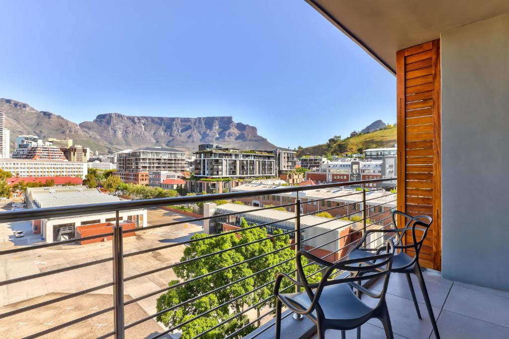 Table Mountain Facing Gem, Kapské Město