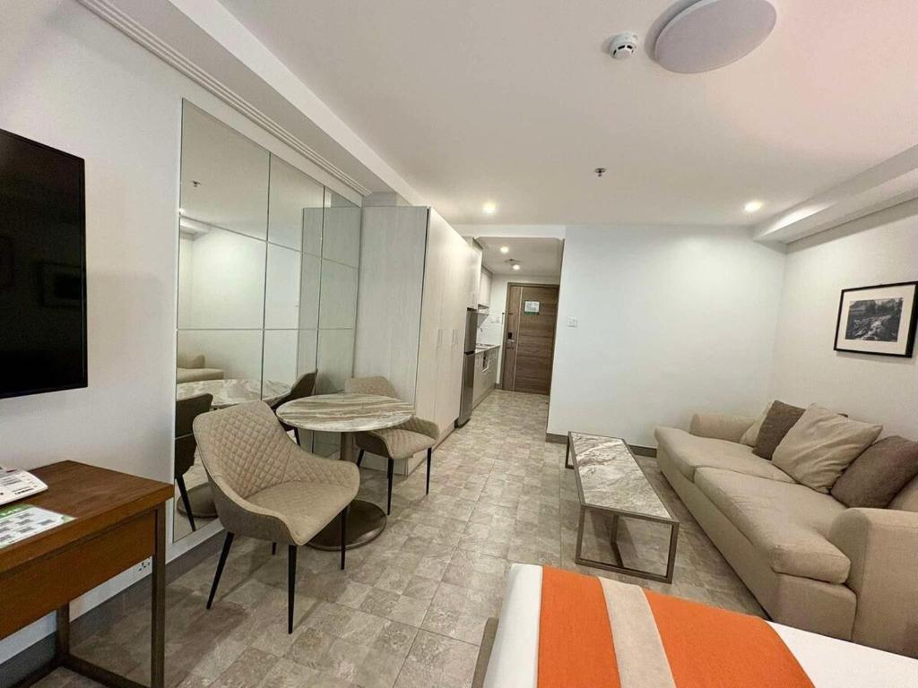 Sheryll Escapes - La Grande Phase 2 Grand Studio 404 with Balcony, Wifi & Netflix, Angeles