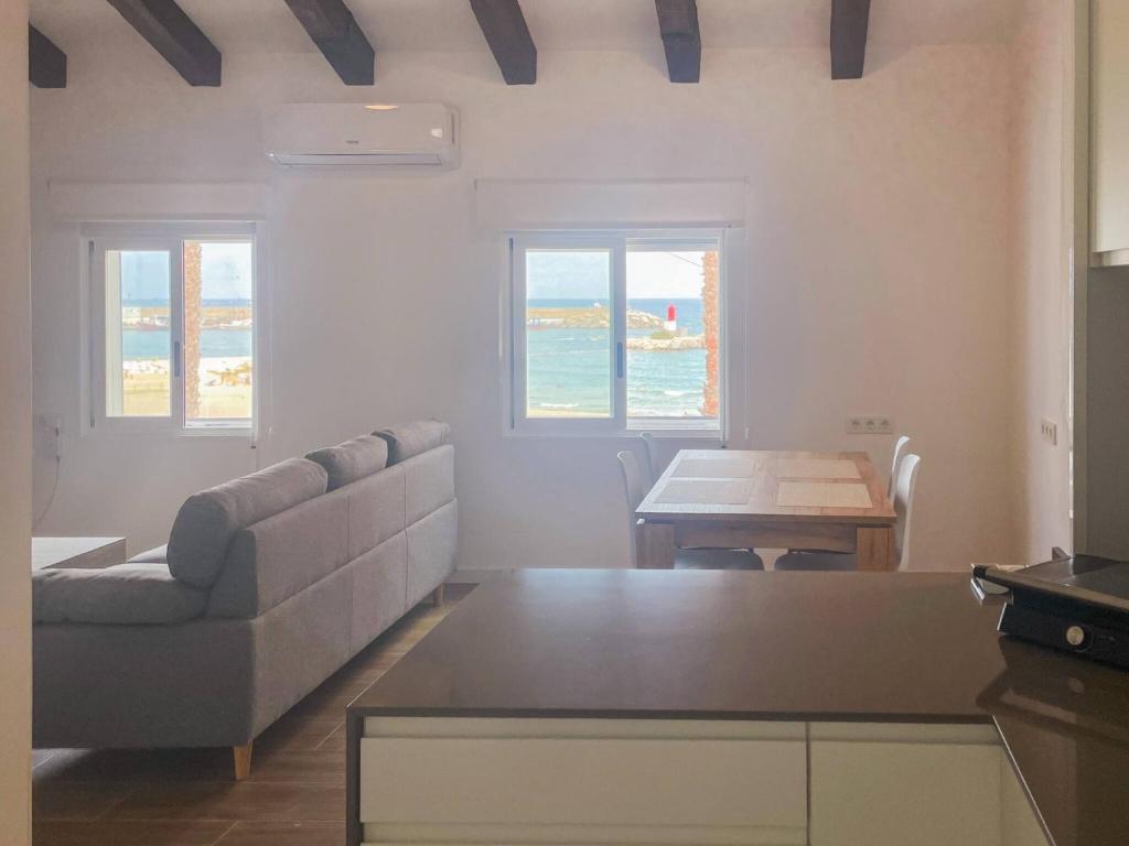 Stylish Seafront Apartment - 2