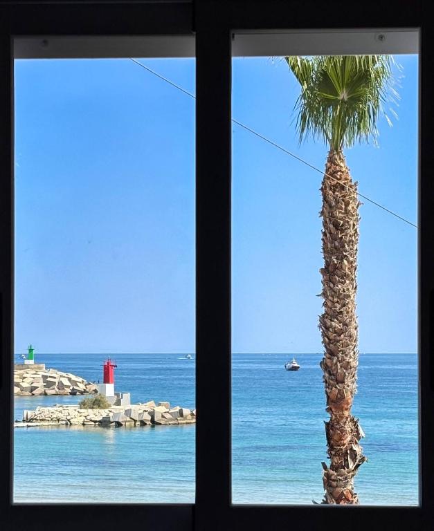 Stylish Seafront Apartment - 5