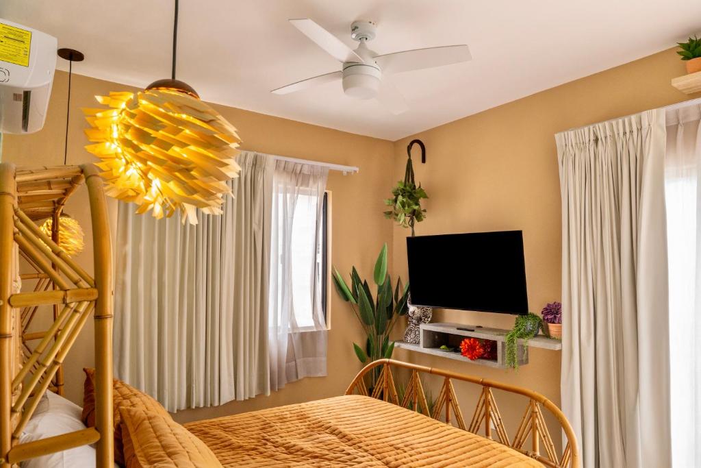 2 pools,long stays,peaceful complex,relax,WiFi,remote work,8mins drive to beach,casa Yellowstone - 4