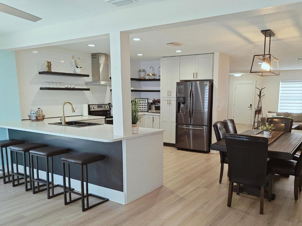 Flamingo by the Sea Cozy Spacious Modern 5 min to Beach Video Tour Sleep up to 10, Venice