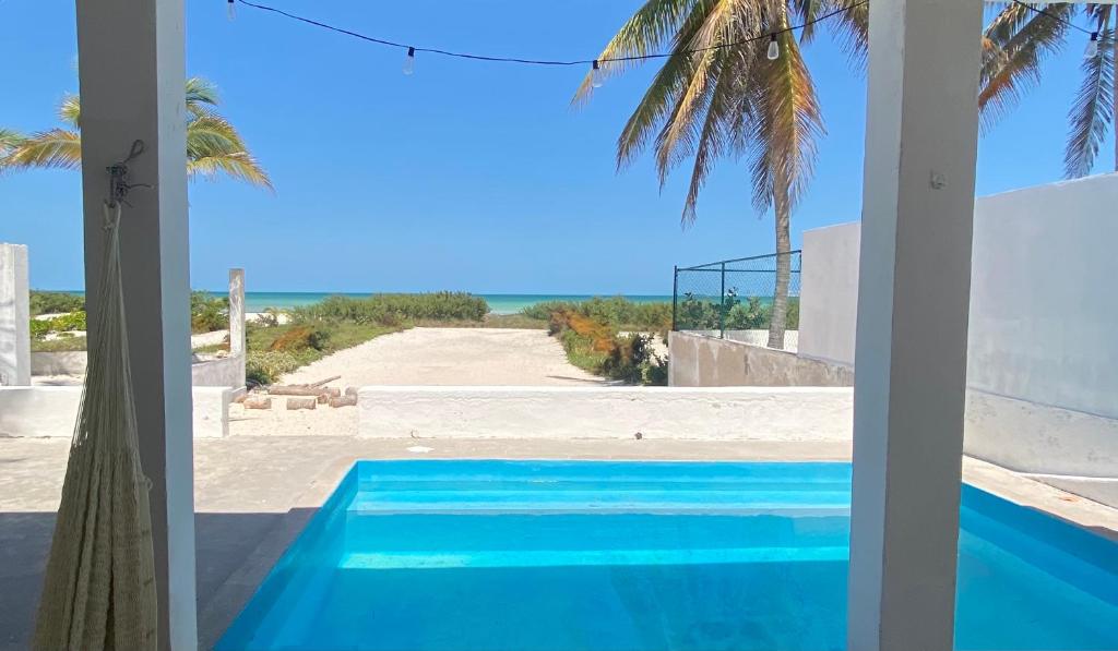 Beachfront house with pool, Progreso